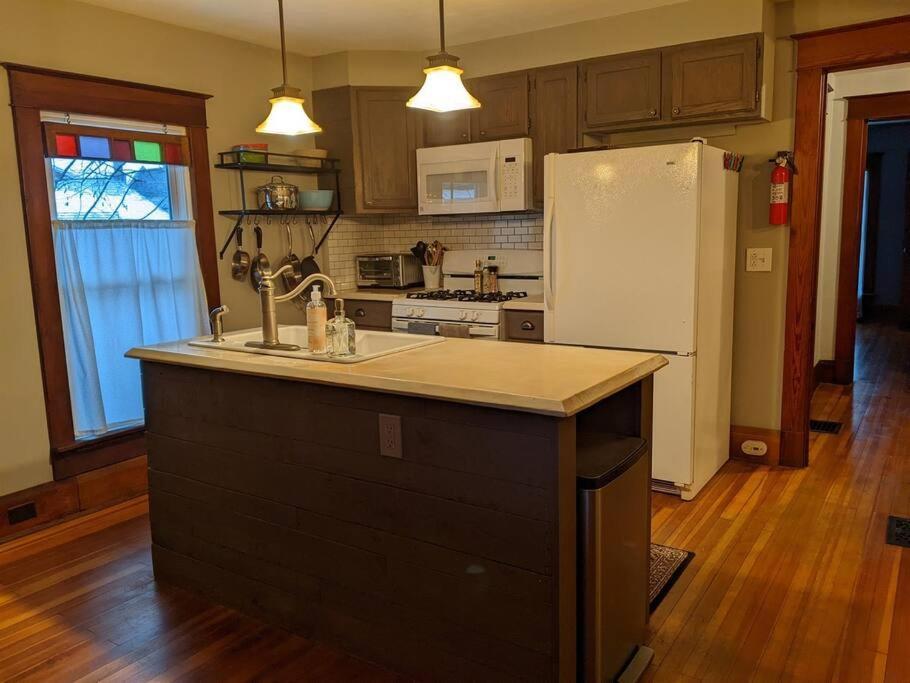 Large Bakery Apartment - Central Downtown Location Fredonia Exterior foto